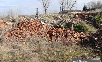 FOTO: Muž v obci Veľké Úľany vytvoril nelegálnu skládku, teraz čelí obvineniu