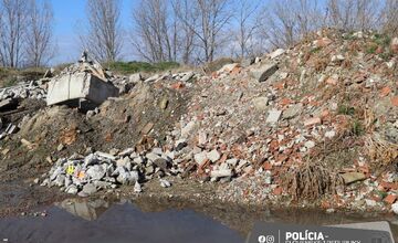 FOTO: Muž v obci Veľké Úľany vytvoril nelegálnu skládku, teraz čelí obvineniu