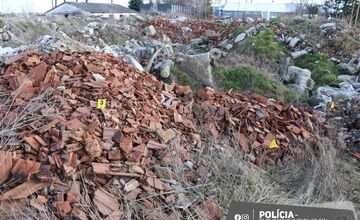 FOTO: Muž v obci Veľké Úľany vytvoril nelegálnu skládku, teraz čelí obvineniu