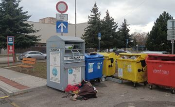 FOTO: V Senici niekto rabuje a ničí kontajnery od Ekocharity