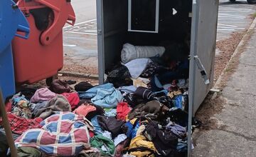 FOTO: V Senici niekto rabuje a ničí kontajnery od Ekocharity