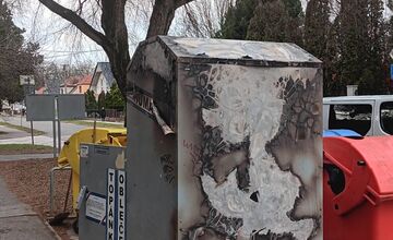 FOTO: V Senici niekto rabuje a ničí kontajnery od Ekocharity