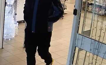 FOTO: Spoznávate muža na fotografiách? Trnavskej polícii by mohol pomôcť objasniť krádež