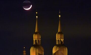 FOTO: Trnava Bazilika sv. Mikuláša a dorastajúci Mesiac