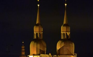 FOTO: Trnava Bazilika sv. Mikuláša a dorastajúci Mesiac