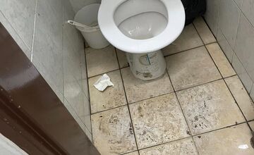 FOTO: Stav toaliet na poliklinike v Trnave