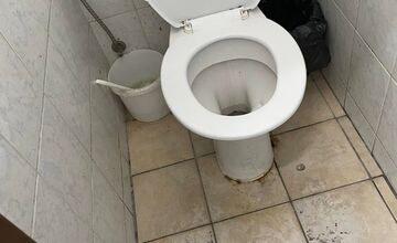 FOTO: Stav toaliet na poliklinike v Trnave