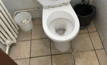 FOTO: Stav toaliet na poliklinike v Trnave