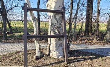 FOTO: Poškodené informačné tabule pri ceste Négyeseki