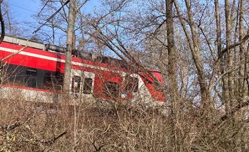 FOTO: Na trati Trnava - Kúty spadol na vlak strom, zasahovali hasiči