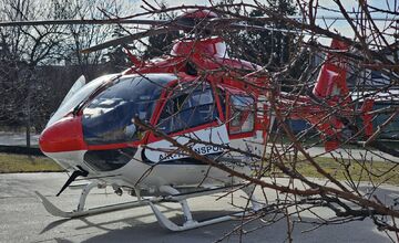FOTO: Záchranári pomáhali mužovi, ktorý spadol zo stromu