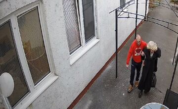 FOTO: Polícia hľadá tohto muža a svedkov nehody v Hlohovci