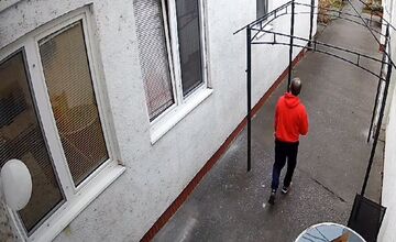 FOTO: Polícia hľadá tohto muža a svedkov nehody v Hlohovci