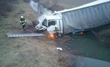 FOTO: Dopravná nehoda kamiónu na D1