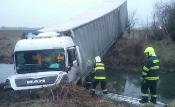 FOTO: Dopravná nehoda kamiónu na D1