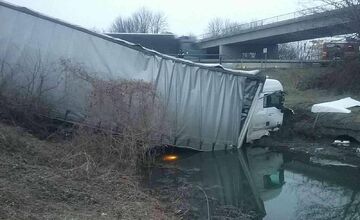 FOTO: Dopravná nehoda kamiónu na D1