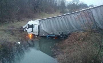 FOTO: Dopravná nehoda kamiónu na D1