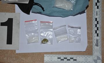 FOTO: Polícia v Seredi a Šoporni chytila drogových dílerov