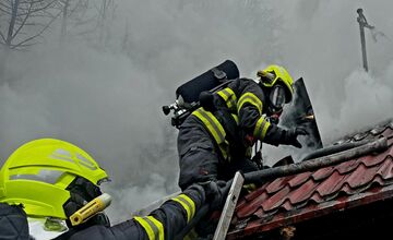 FOTO: Požiar rekreačnej chaty v Cerovej a požiar auta vo Veľkom Grobe
