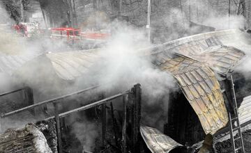 FOTO: Požiar rekreačnej chaty v Cerovej a požiar auta vo Veľkom Grobe