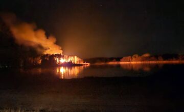 FOTO: Požiar chaty v lokalite Tomky v obci Borský Svätý Jur