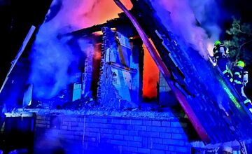 FOTO: Požiar chaty v lokalite Tomky v obci Borský Svätý Jur