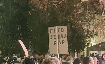 FOTO: Námestia v Trnavskom kraji sa opäť zaplnili. Občania si pripomenuli pamiatku na Jána a Martiny