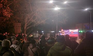 FOTO: Námestia v Trnavskom kraji sa opäť zaplnili. Občania si pripomenuli pamiatku na Jána a Martiny