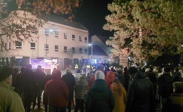 FOTO: Námestia v Trnavskom kraji sa opäť zaplnili. Občania si pripomenuli pamiatku na Jána a Martiny