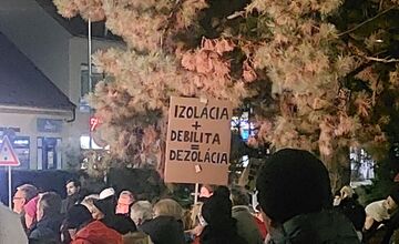 FOTO: Námestia v Trnavskom kraji sa opäť zaplnili. Občania si pripomenuli pamiatku na Jána a Martiny