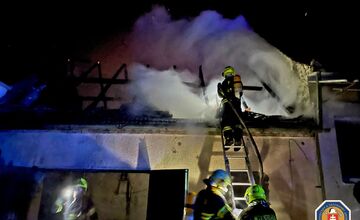 FOTO: Požiar autodielne v obci Malý Bar