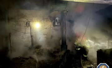 FOTO: Požiar autodielne v obci Malý Bar