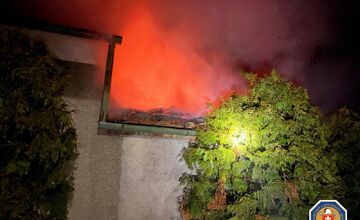 FOTO: Požiar autodielne v obci Malý Bar