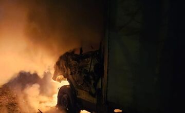 FOTO: Hasiči z Dunajskej Stredy v skorých ranných hodinách zasahovali pri požiari zaparkovanej dodávky