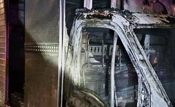 FOTO: Hasiči z Dunajskej Stredy v skorých ranných hodinách zasahovali pri požiari zaparkovanej dodávky