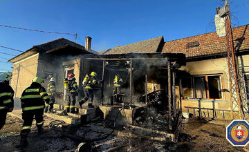 FOTO: Pri Dunajskej Strede horel dom, plameňom neuniklo ani auto