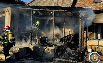 FOTO: Pri Dunajskej Strede horel dom, plameňom neuniklo ani auto
