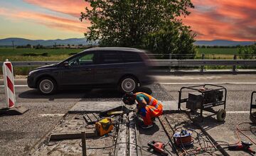 FOTO: Vodiči by mali počítať v okoli Nového Mesta nad Váhom s dopravnými ombedzeniami