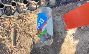 FOTO: Na detskom ihrisku v Kátlovciach deti rozbíjajú sklenené fľaše