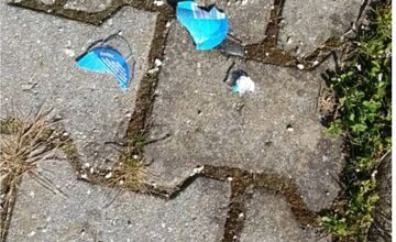 FOTO: Na detskom ihrisku v Kátlovciach deti rozbíjajú sklenené fľaše