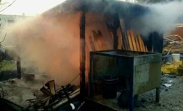 FOTO: V Trnave horel záhradný domček