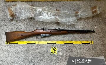 FOTO: Trnavskí policajti zadržali muža, ktorý v dome držal celý arzenál zbraní