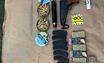 FOTO: Trnavskí policajti zadržali muža, ktorý v dome držal celý arzenál zbraní