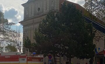 FOTO: Hasiči zasahujú pri požiari kostola v obci Jahodná