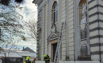 FOTO: Hasiči zasahujú pri požiari kostola v obci Jahodná