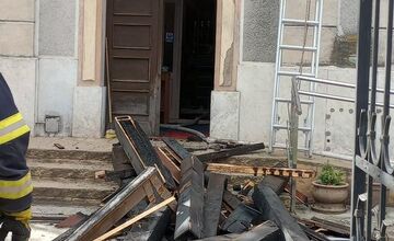 FOTO: Hasiči zasahujú pri požiari kostola v obci Jahodná