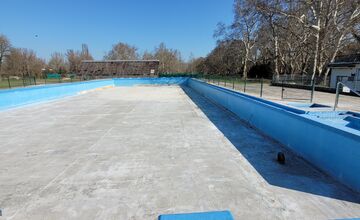 FOTO: Na kúpaliskách v Hlohovci a v Skalici prebieha rekonštrukcia