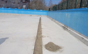 FOTO: Na kúpaliskách v Hlohovci a v Skalici prebieha rekonštrukcia