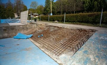 FOTO: Na kúpaliskách v Hlohovci a v Skalici prebieha rekonštrukcia