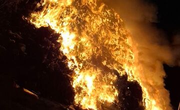 FOTO:  V obci Čierna Voda horela skládka odpadu